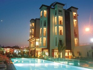 Fachada da propriedade à noite