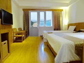 Deluxe Triple Room | Minibar, desk, free WiFi - Hoang Yen 1 Hotel (Quy Nhon)