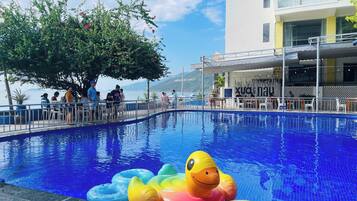 Hồ bơi ngoài trời