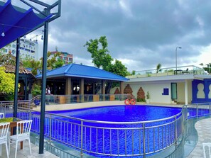 Una piscina al aire libre