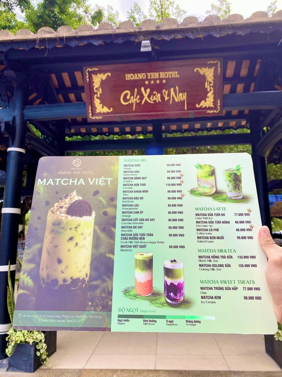 Een menubord voor Hoang Yen Hotel Cafe Xua & Nay, met da op verschillende Matcha-dranken en hun prijzen.