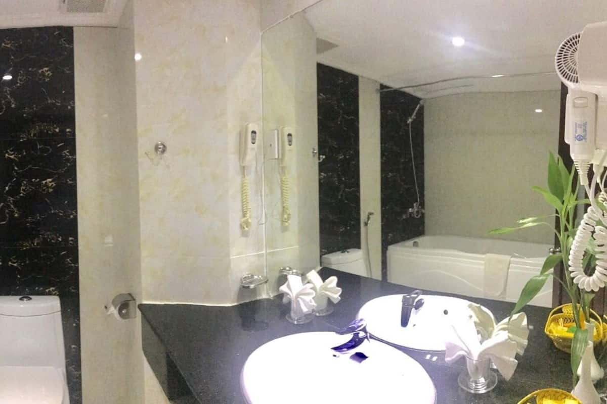 Baignoire, articles de toilette (gratuits), séchoir à cheveux