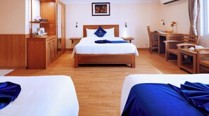 Habitación familiar | Minibar, escritorio, wifi gratis