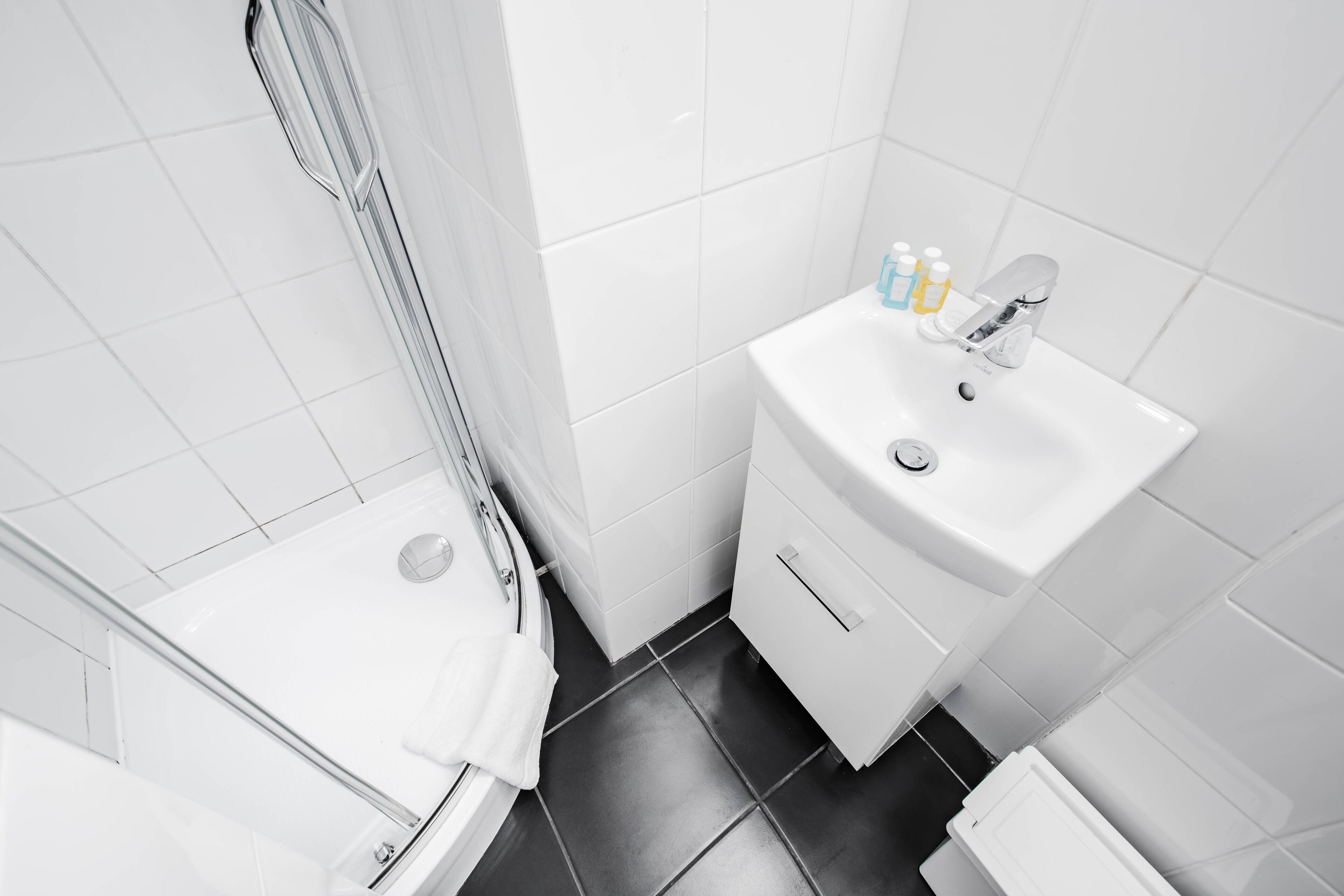 standard double or twin room | bathroom | shower, free toiletries, hair dryer, towels