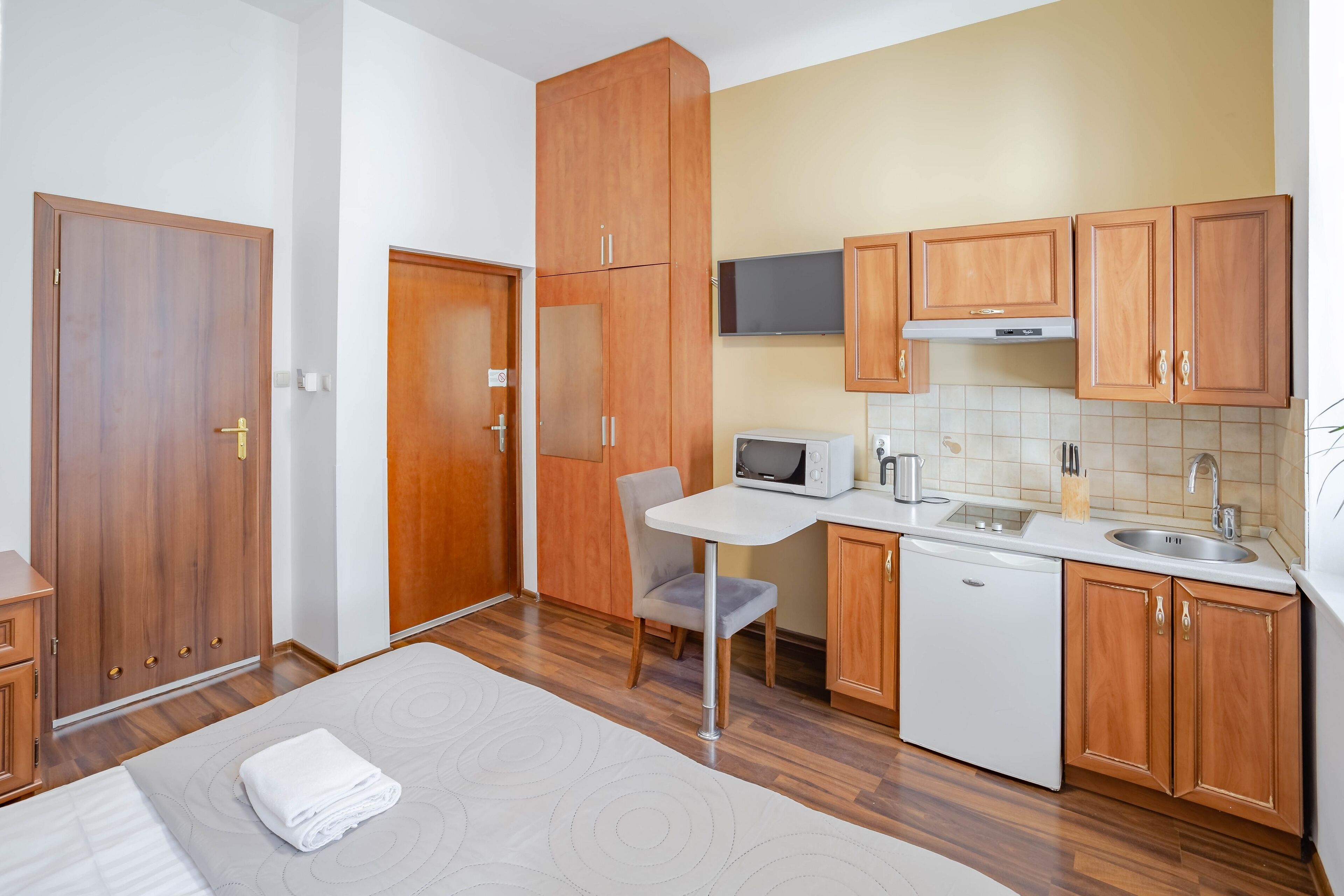 standard double or twin room | living area | flat-screen tv