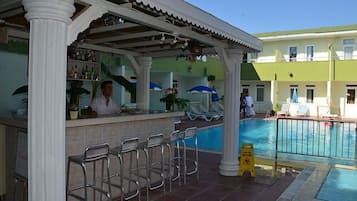 Bar junto a la piscina