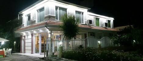 施設の正面 (日没後)