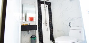Family Room | Bathroom | Free toiletries, hair dryer, slippers, bidet - Hoang Yen 3 Hotel (Quy Nhon)