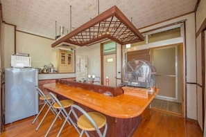 Casa | Cuina bàsica privada | Frigorífic, microones, placa de cuina i graella