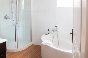 Suite superior, baño en la habitación, vista al jardín (Suite Sainte Croix) | Baño | Tina y regadera independientes y tina profunda 