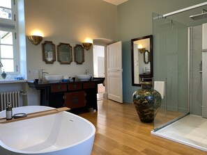 Superior tweepersoonskamer, en-suite badkamer, uitzicht op tuin (Chambre de l'Amiral) | Badkamer | Een aparte badkuip en douche, een diep bad, designer toiletartikelen