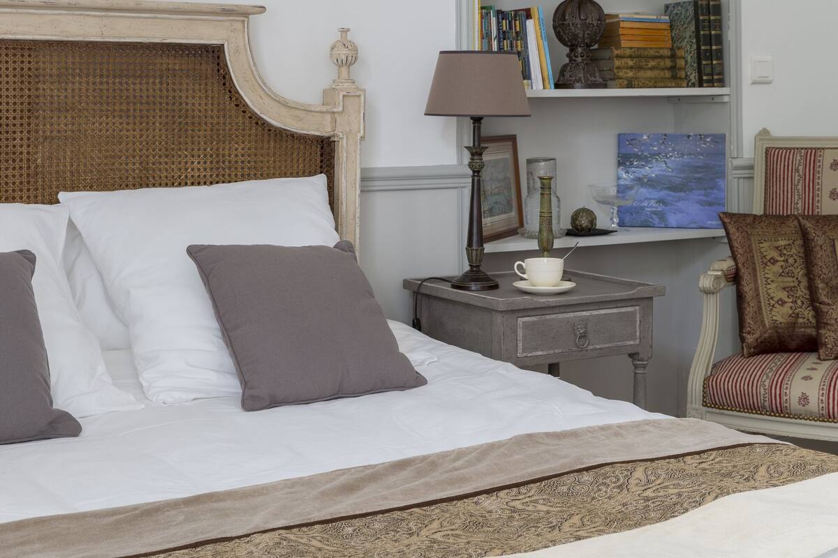 ห้องซูพีเรียสวีท, ห้องน้ำในตัว, วิวสวน (Suite Sainte Croix) | เครื่องนอนระดับพรีเมียม, โต๊ะทำงาน, พื้นที่ทำงานแบบใช้แล็ปท็อป