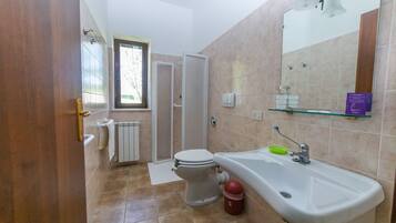 Appartement, 2 chambres, vue colline, rez-de-chaussée | Salle de bain | Douche, articles de toilette gratuits, sÚche-cheveux, bidet