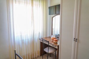1 bedroom, down duvets, desk, free cots/infant beds - Agriturismo Bella Cima (Montefiascone)