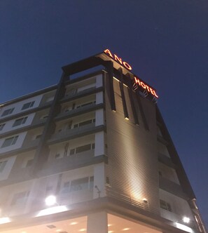 Fachada de la propiedad por la tarde o noche