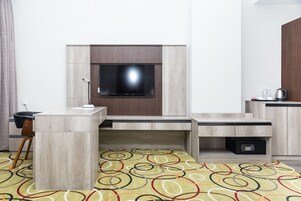 Deluxe Premium Room | In-room safe, desk, soundproofing, iron/ironing board