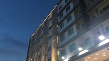 Overnatningsstedets facade – aften/nat