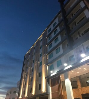 واجهة المنشأة - في المساء/الليل