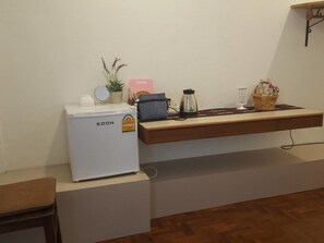 Desk, free WiFi, bed sheets - The Commonroom CNX (Chiang Mai)