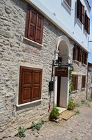 Un edificio de piedra con un letrero que dice "Riviera Hotel".