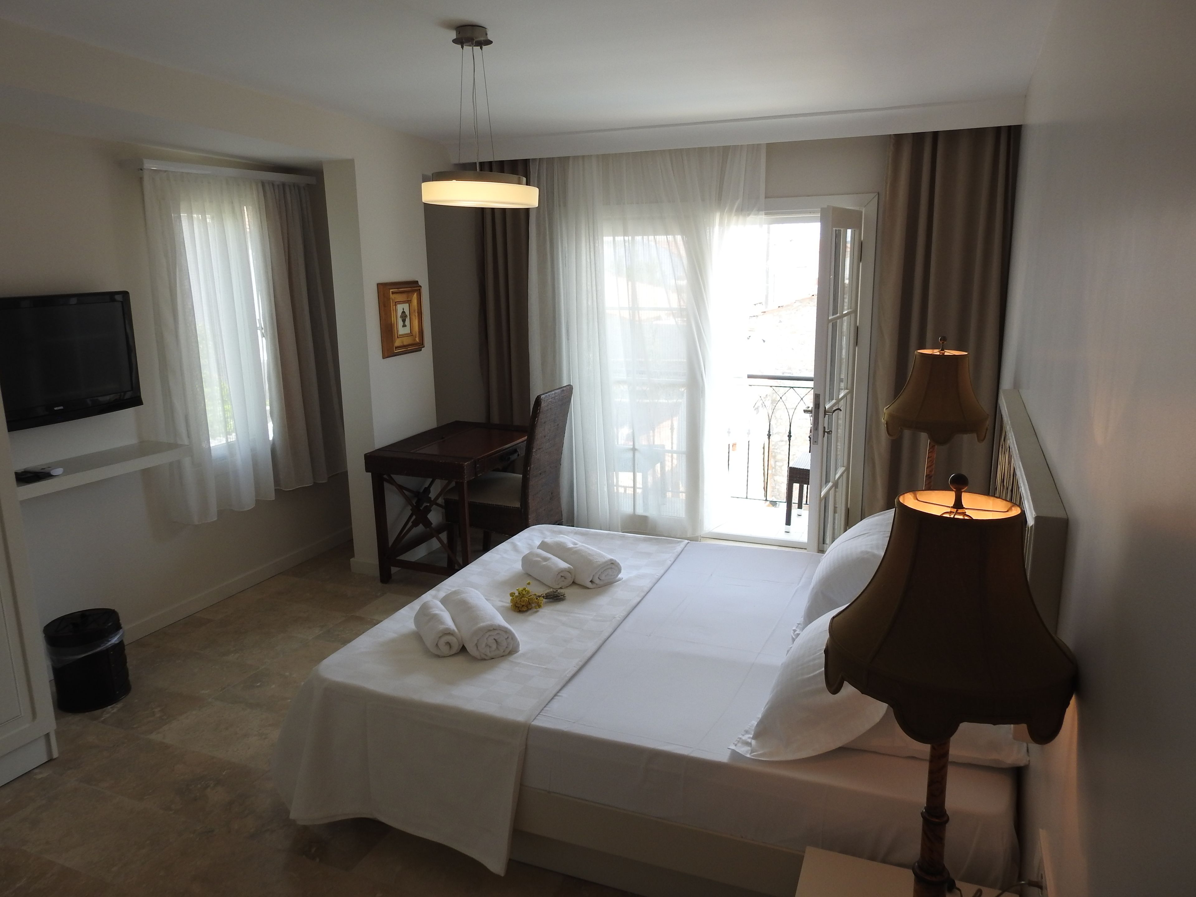 Frigobar, cofres nos quartos, escrivaninha, Wi-Fi de cortesia