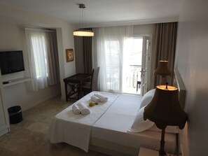 Minibar, in-room safe, desk, free WiFi - Kucukkoy Hotel (Ayvalik)