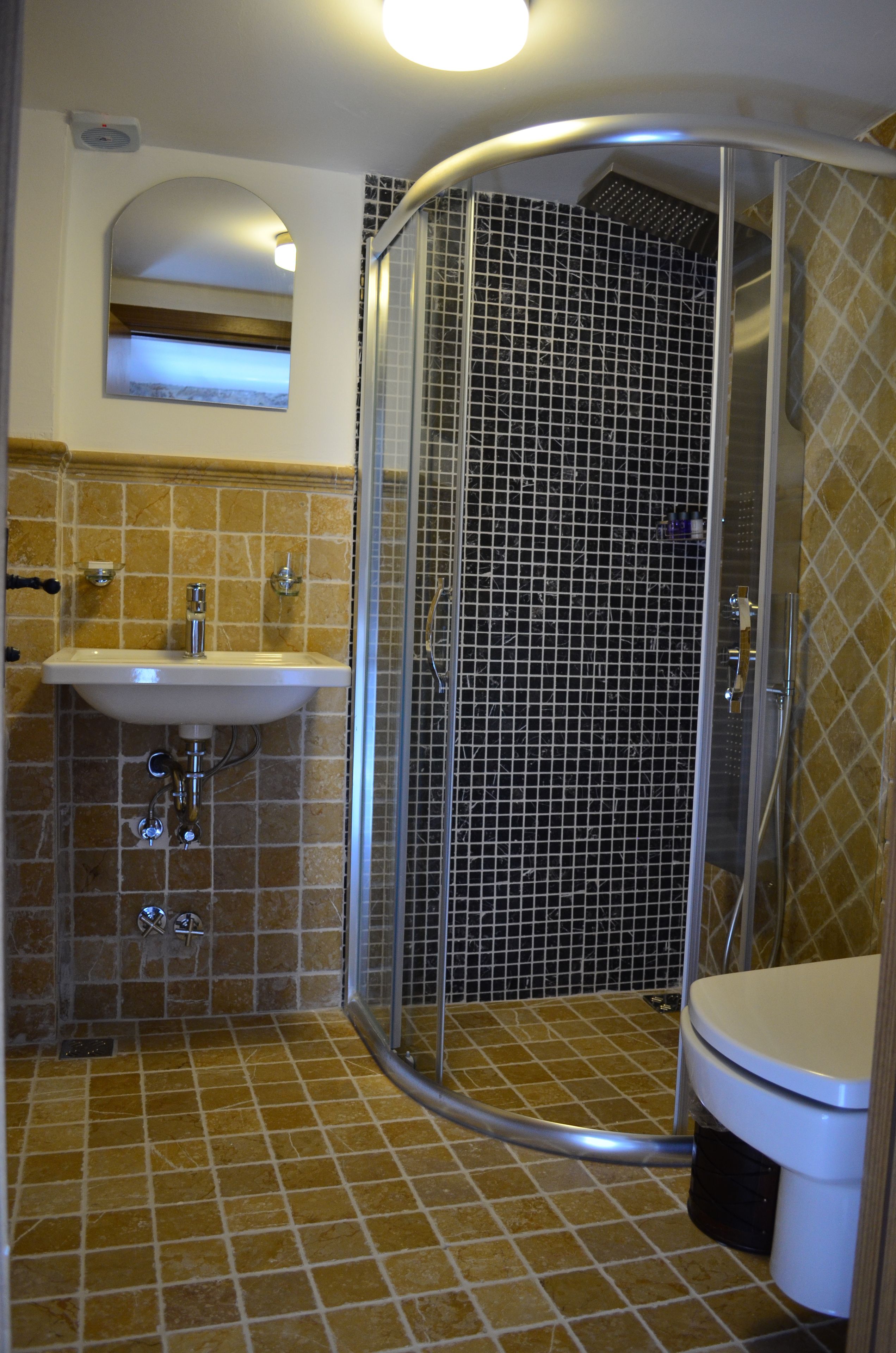 standard double room | bathroom | shower, free toiletries, hair dryer, slippers