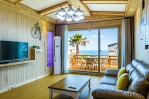 Suite | Living area | Flat-screen TV