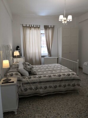 Habitación cuádruple económica, varias camas, baño compartido | Tabla de planchar con plancha y wifi gratis 