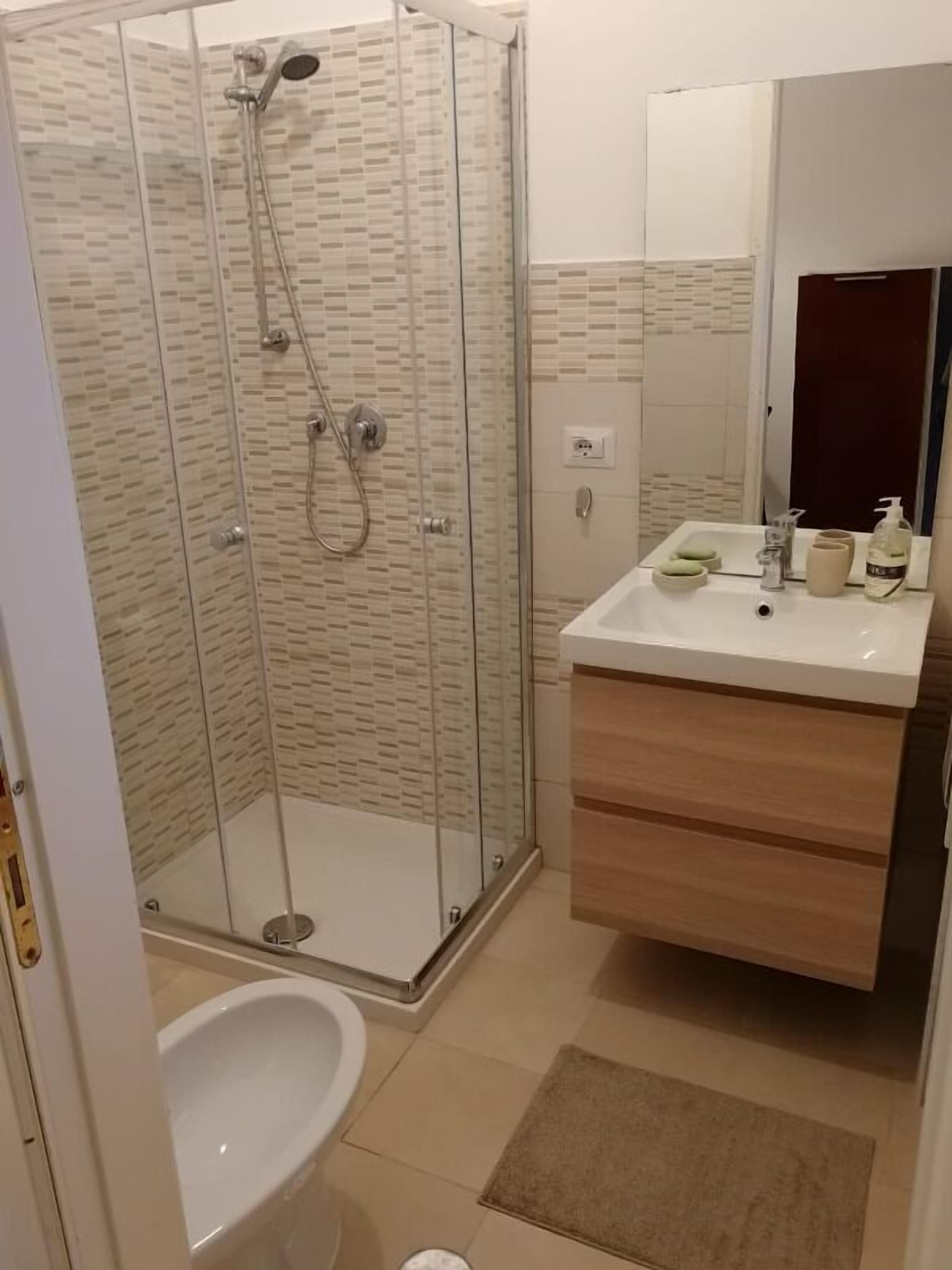 Comfort Triple Room | Bathroom | Shower, free toiletries, hair dryer, towels
