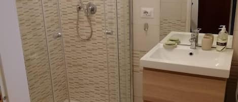 Comfort Triple Room | Bathroom | Shower, free toiletries, hair dryer, towels