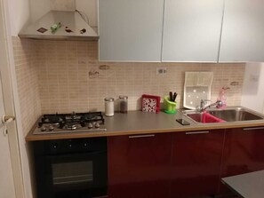 Habitación triple Confort | Cocina privada | Refrigerador con congelador, microondas y cafetera de espresso 