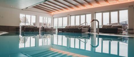 Innenpool, geöffnet von 09:00 Uhr bis 21:00 Uhr, Sonnenschirme