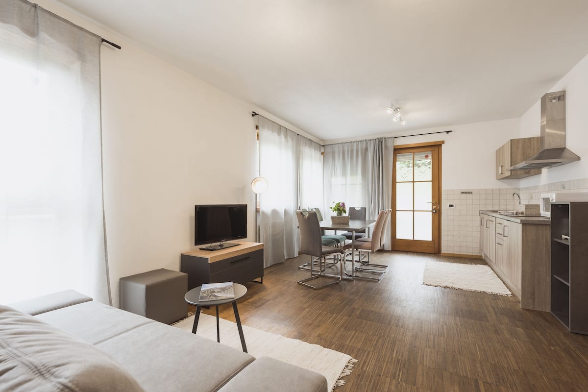 Apartemen Superior, 2 kamar tidur, patio | 1 kamar tidur, brankas, meja kerja, dan kedap suara