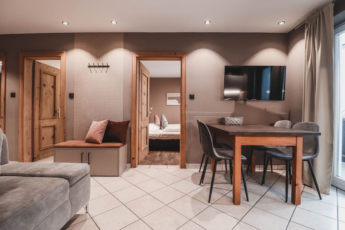 Condo phong cách cổ điển, 3 phòng ngủ, ban công | 1 phòng ngủ, két bảo mật tại phòng, trang trí khác biệt
