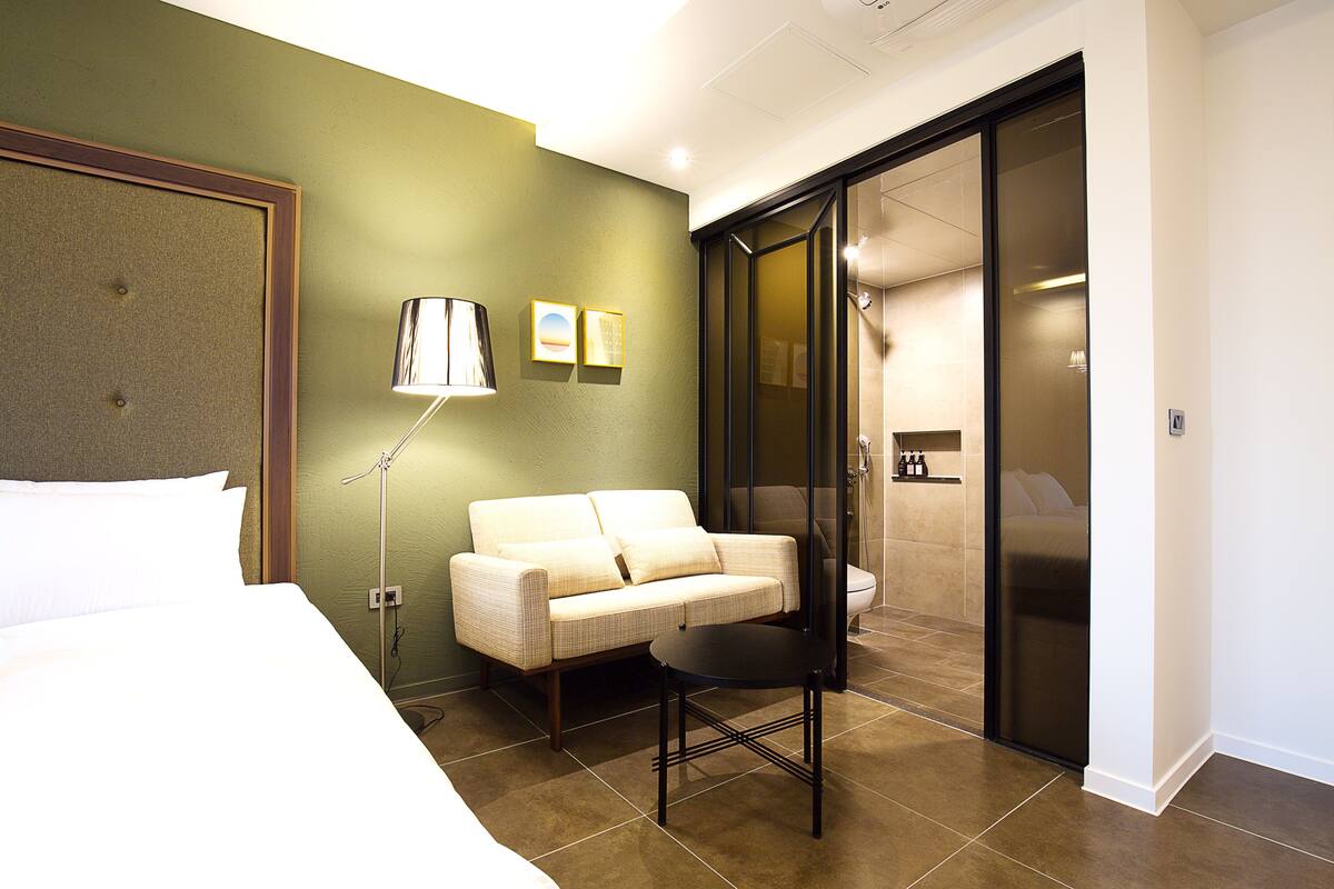 premium double room, non smoking (with spa) | 1 bedroom, premium bedding, down duvets, memory-foam beds