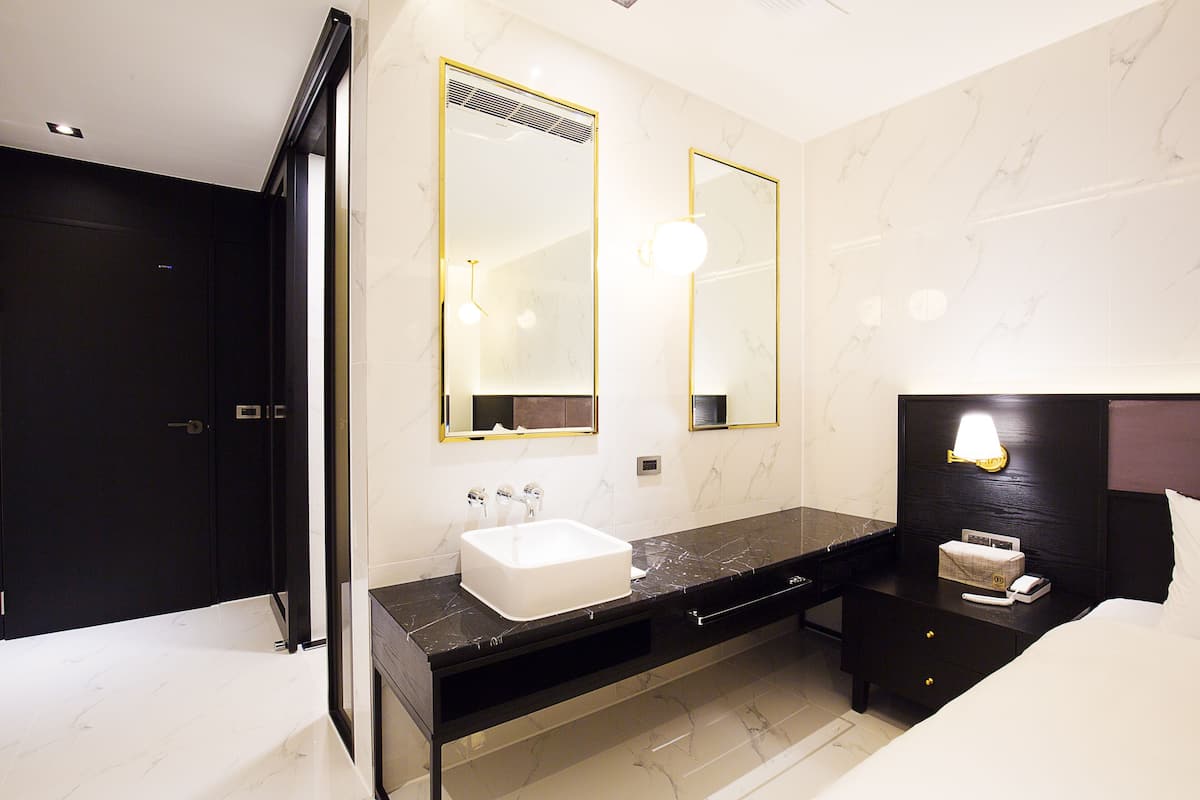 premium double room, non smoking (with spa) | 1 bedroom, premium bedding, down duvets, memory-foam beds