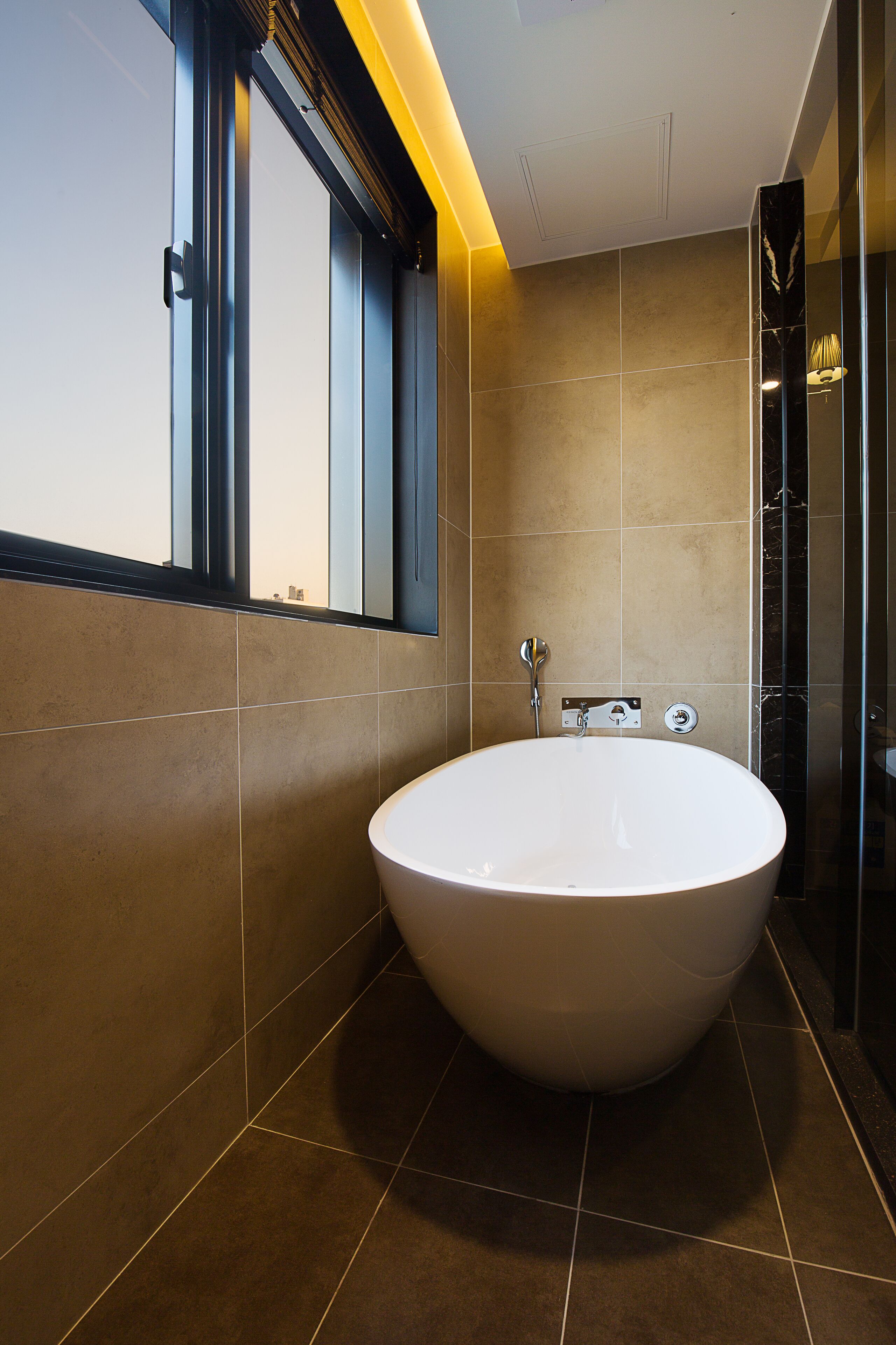 Bañera con ducha, bañera profunda, cabezal de ducha con hidromasaje