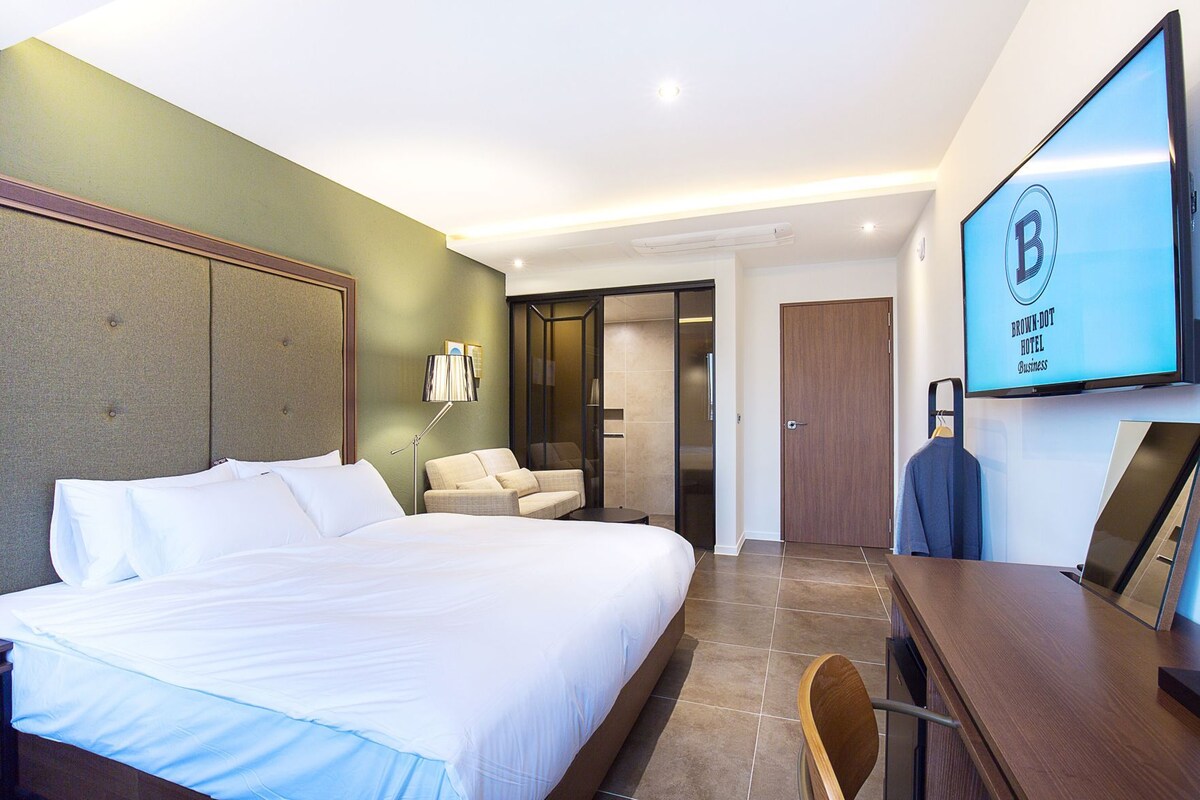 Premium bedding, down comforters, memory foam beds, desk