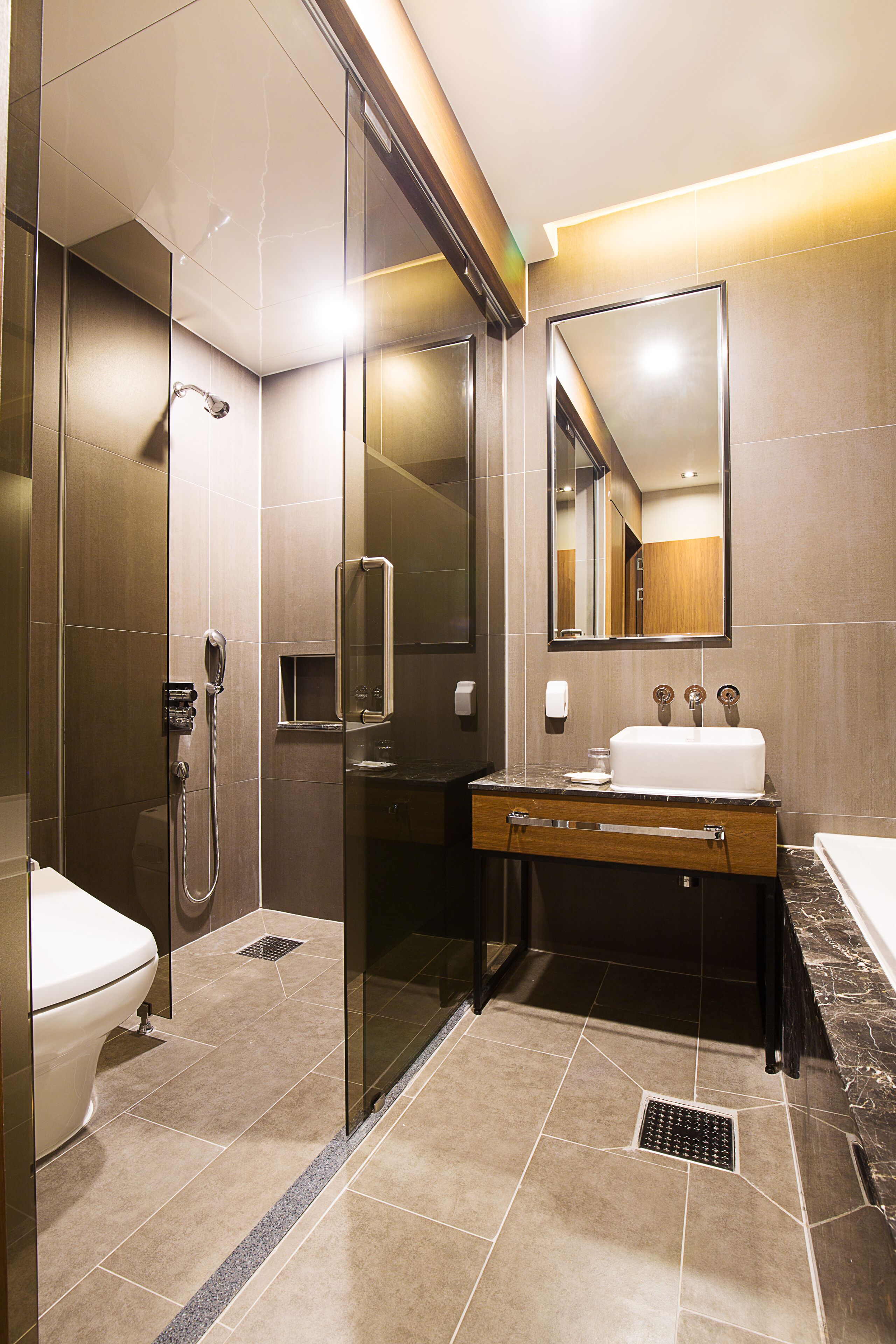 superior double room | bathroom | combined shower/bathtub, deep-soaking bathtub, hydromassage showerhead