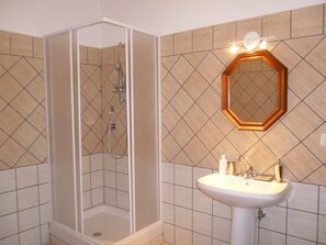 House, 3 Bedrooms | Bilik Mandi | Pancuran mandi, pengering rambut, tuala disediakan 
