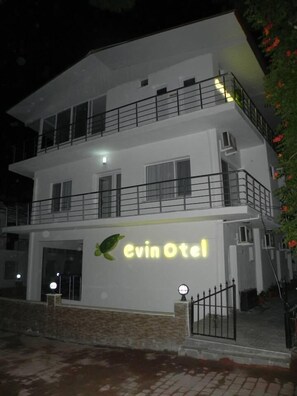 Fassade der Unterkunft – Abend/Nacht
