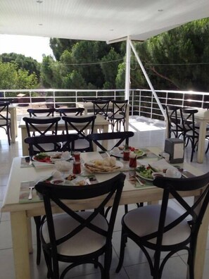 Petit déjeuner, déjeuner et dîner servis sur place