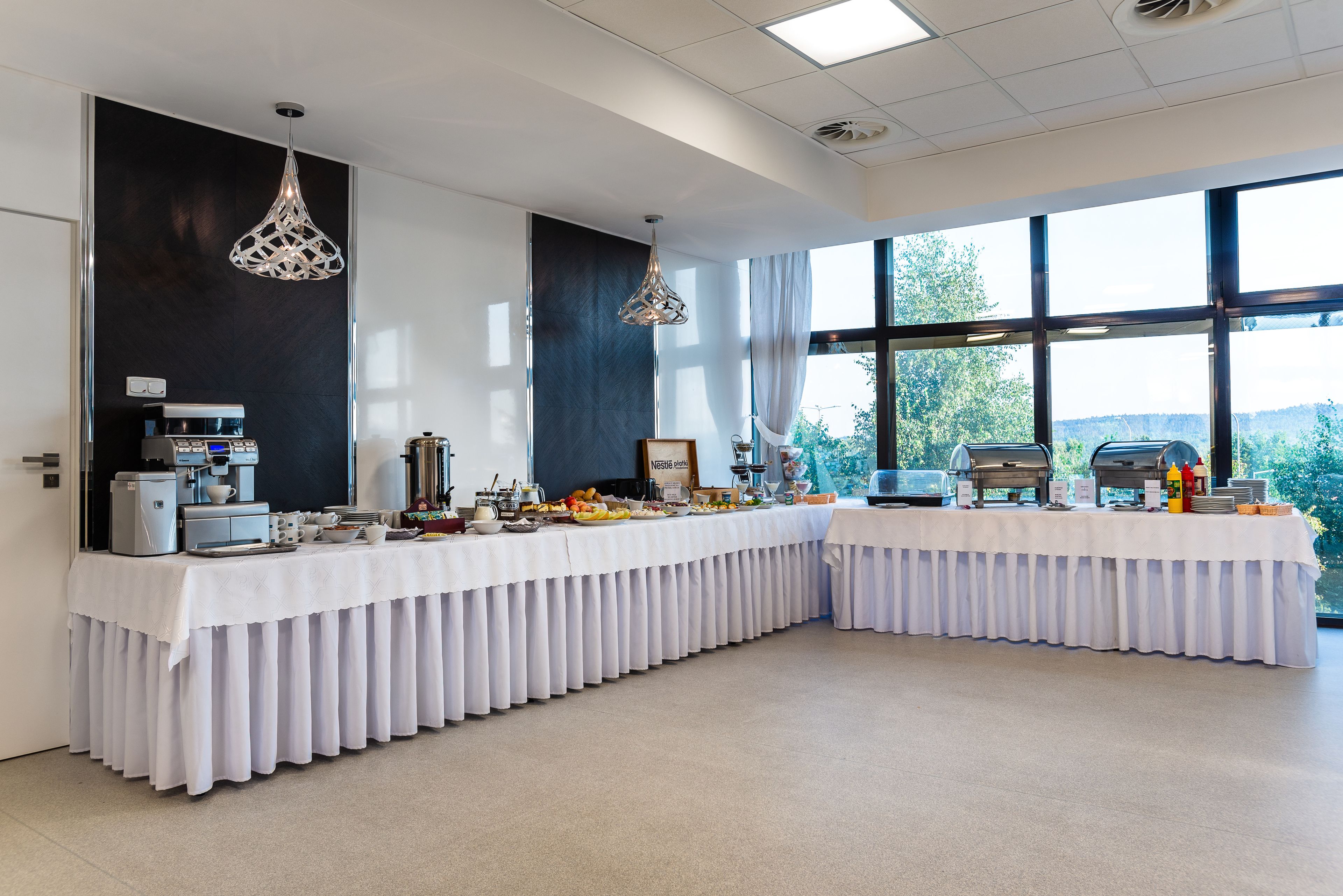 daily continental breakfast (pln 39 per person)