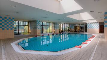 Una piscina cubierta