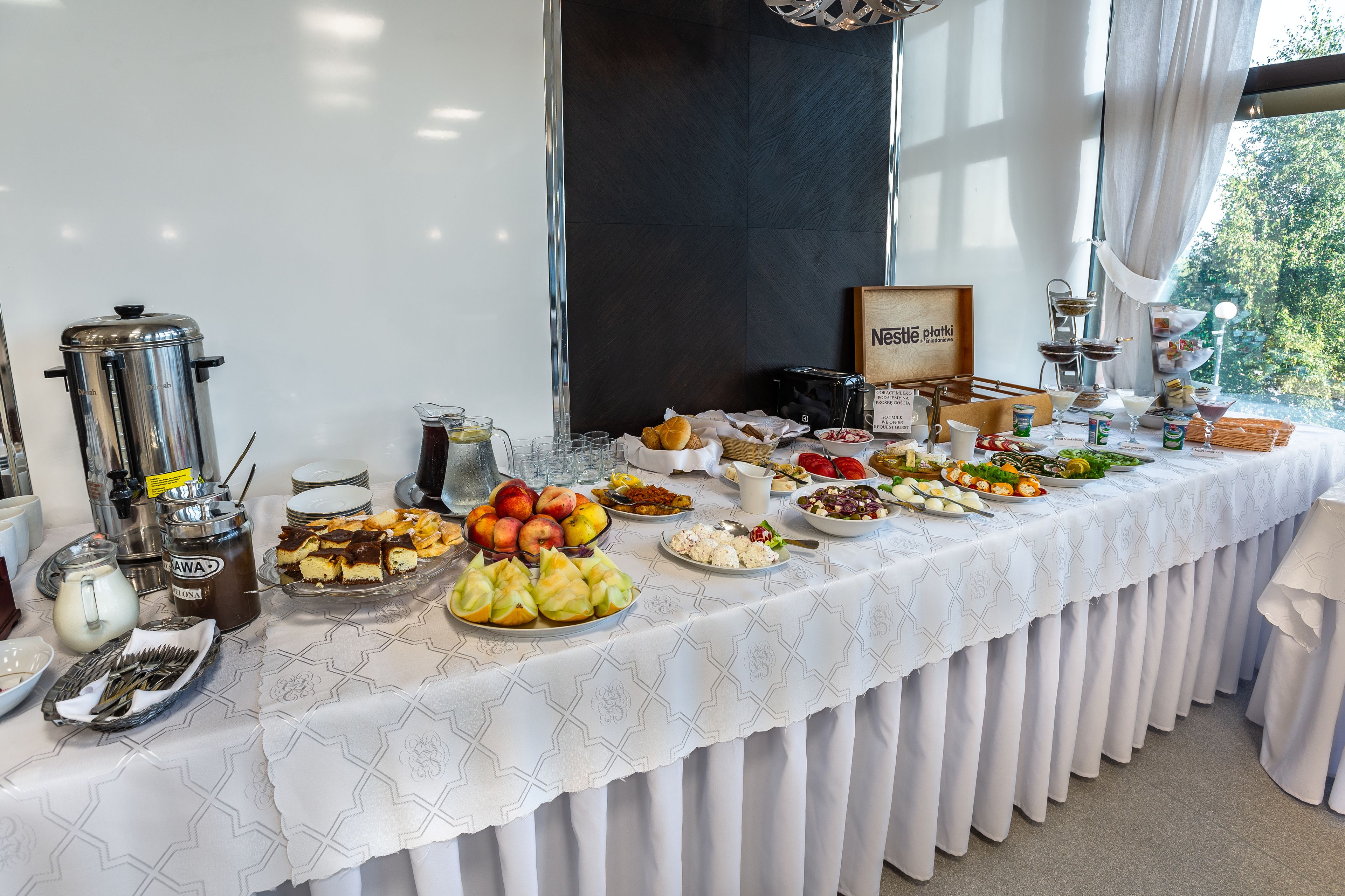 daily continental breakfast (pln 39 per person)