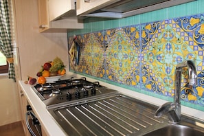 House, 2 Bedrooms | Private kitchenette