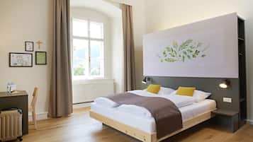 Hochwertige Bettwaren, Zimmersafe, Schreibtisch, kostenloses WLAN