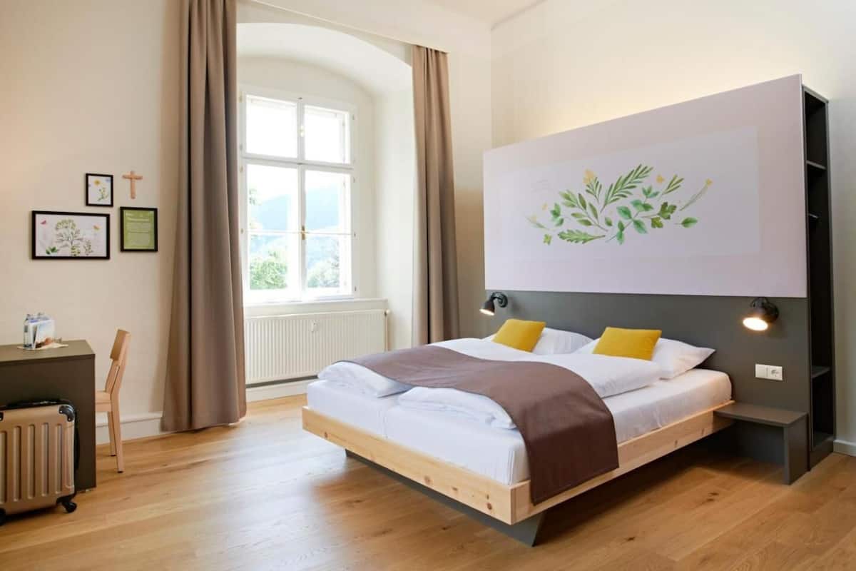 Premium bedding, in-room safe, desk, WiFi (free)