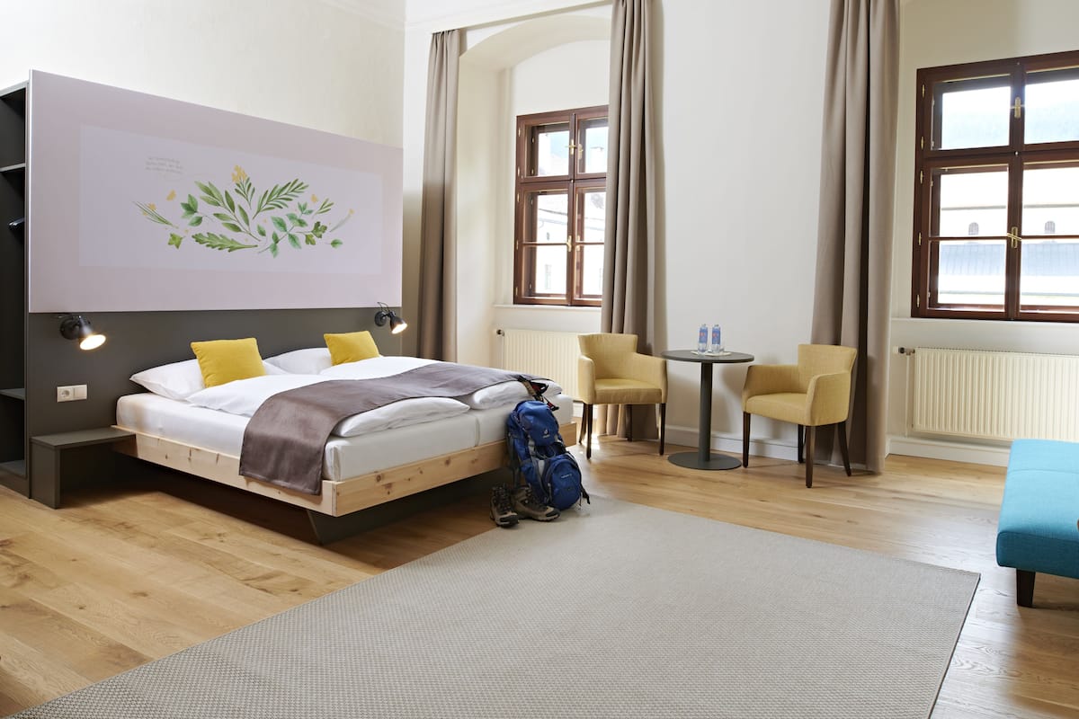 Ropa de cama de alta calidad y caja de seguridad en la habitación